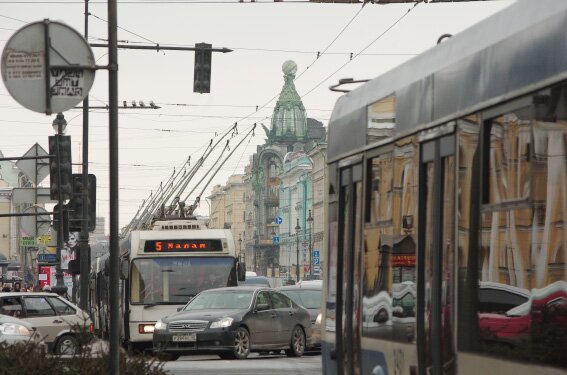 Троллейбусы встали из-за пожара во дворце Белосельских-Белозерских
