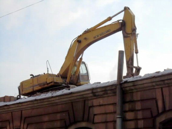 На 12-й Красноармейской начали рушить два исторических здания