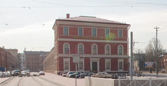 Военно-морской музей в Крюковских казармах на площади Труда