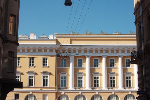 На крыше Главного штаба появились стеклянные теплицы