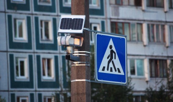 Знак пешеходного перехода со световой индикацией и солнечной батареей