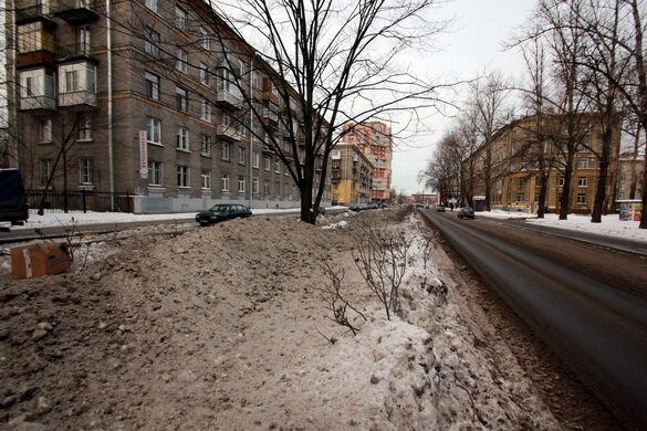 Улица Васи Алексеева, снежные кучи на бульваре