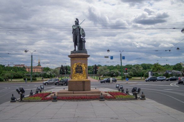 Памятник полководцу Суворову на Суворовской площади
