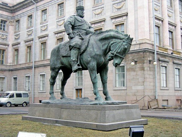 Памятник Александру III в Мраморном дворце