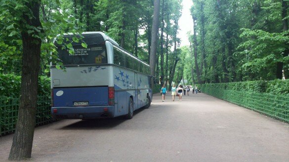 Туристический автобус в Летнем саду