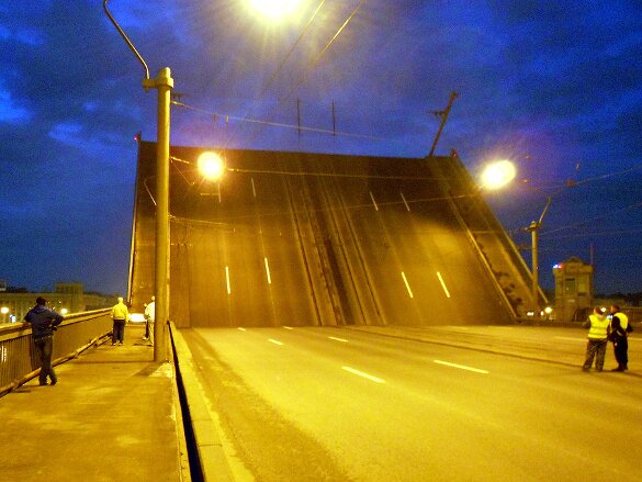 Мост Александра Невского ночью