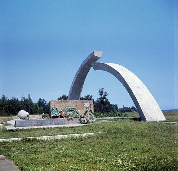 Мемориальный комплекс Разорванное кольцо на 40 км шоссе Дороги жизни