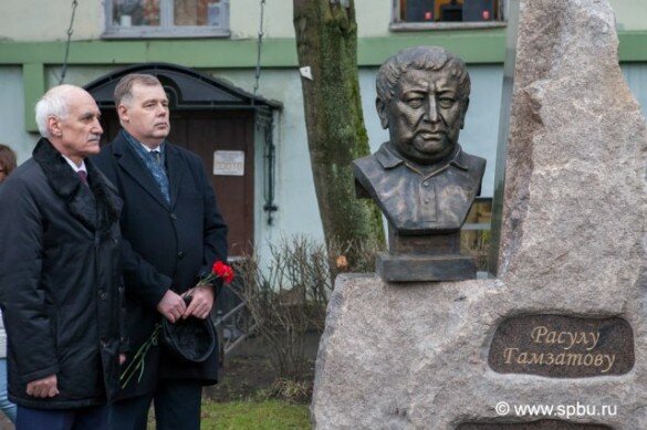 В СПбГУ появился памятник поэту Расулу Гамзатову