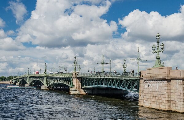 1280px-Trinity_Bridge_in_Saint_Petersburg