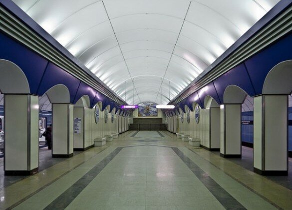640px-Metro_SPB_Line5_Komendantskiy_Prospekt