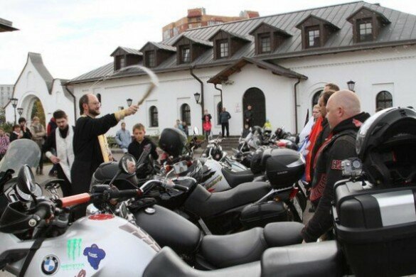 «Ночные волки» освятили мотоциклы у Исаакиевского храма