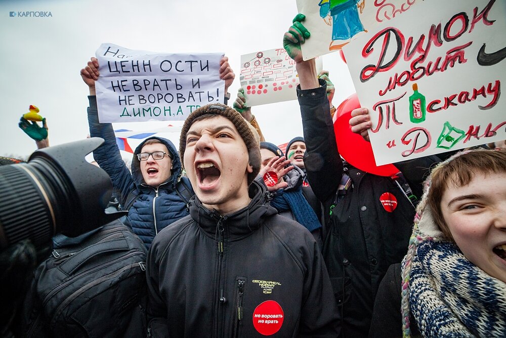 Дети на митинге навального. Навальнята. Школьники на митинге. Школьники на митинге Навального. Плакаты на митинге Навального.