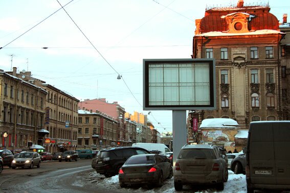 Рекламный щит перед Музеем Арктики и Антарктики, улица Марата