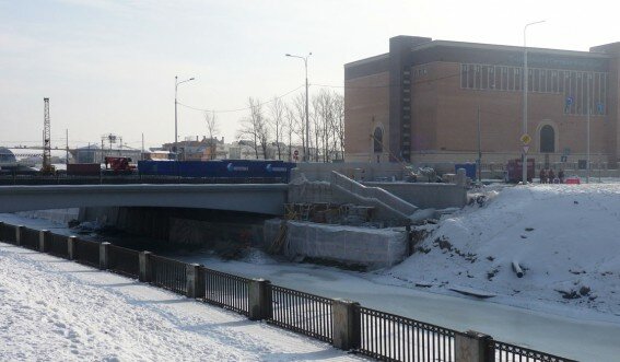 Недостроенный спуск у моста в створе Днепропетровской улицы