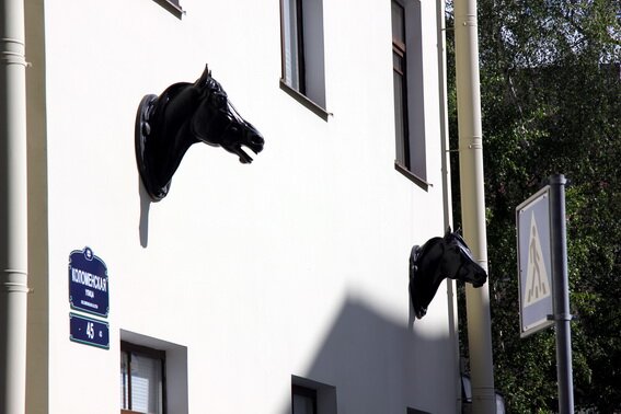 Ветеринарная клиника Центрального района на Коломенской улице, 45, бронзовые скульптуры лошадей