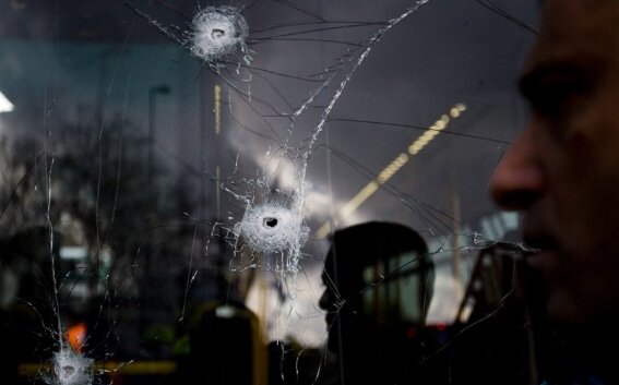 На проспекте Королева хулиганы обстреляли автобус и троллейбус