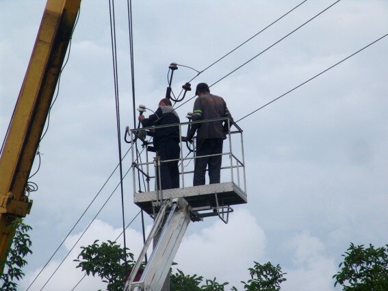 В пострадавших от урагана районах Ленобласти восстановили электроснабжение