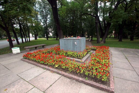 Постамент памятника Ленину в Пушкине, Царском Селе, после взрыва