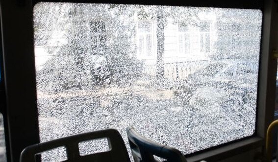 Разбито стекло автобуса после обстрела