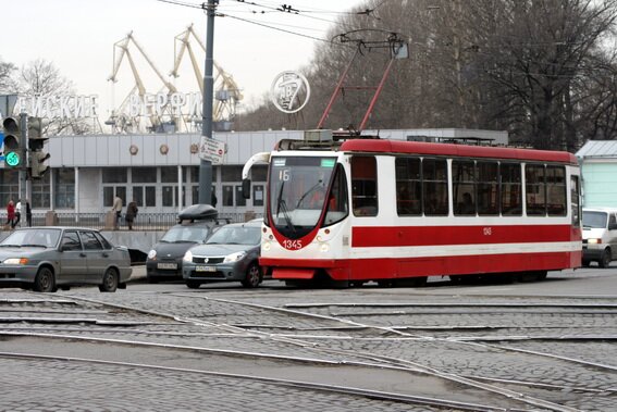 Трамвай на площади Репина