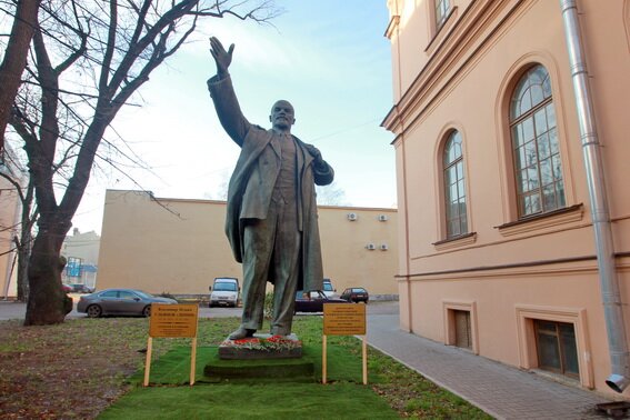 Памятник Ленину во дворе Университета физкультуры и спорта Лесгафта