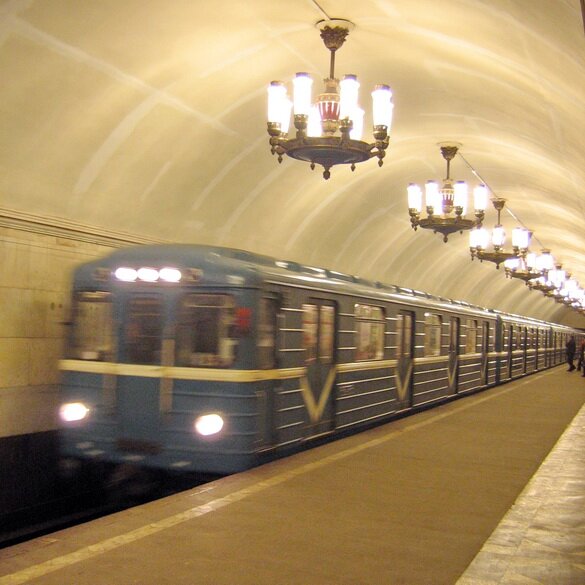Поезд на станции метро Нарвская