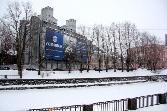 Элеватор-памятник с рекламным баннером