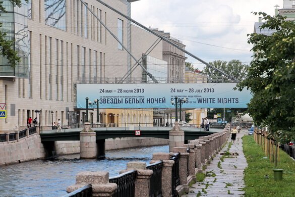 Афиша на мосту Мариинского театра