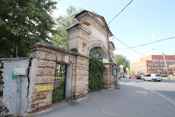 Ограда Боткинской больницы на Миргородской