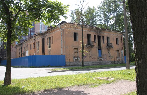 Заброшенный жилой дом на Большом Смоленском