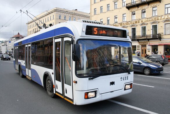 Троллейбус в центре Петербурга