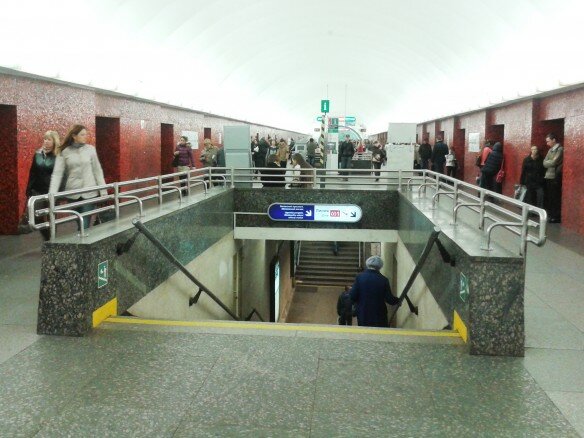 Металлические перила на станции метро «Маяковская»