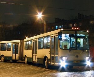 Из движущегося автобуса на проспекте Просвещения выпала женщина