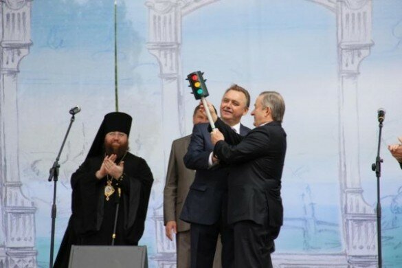 Главе Вологды подарили светофор на День города.