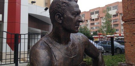 Автором скульптуры стал петербургский скульптор Анатолий Дема.