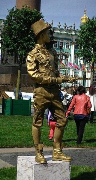 Живые статуи удивляли посетителей Дворцовой площади
