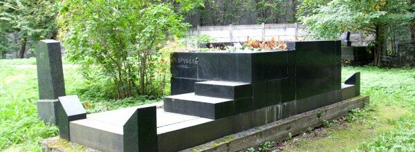 Могила художника на Новодевичьем кладбище