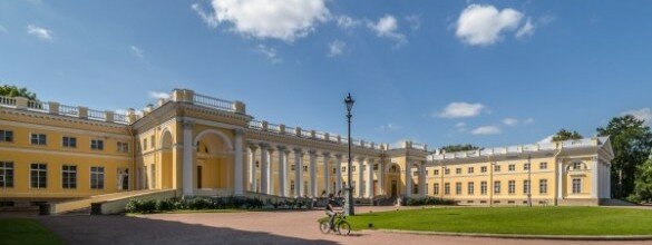 Alexandrovsky_Palace_in_Tsarskoe_Selo-585x387