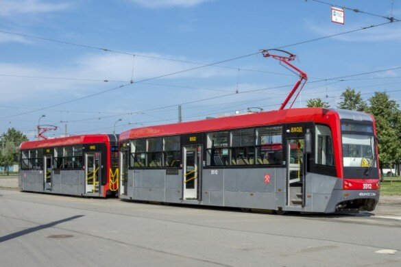 Tram_LM-68M3_in_SPB_(img1)