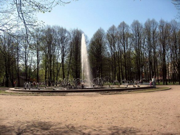 800px-Sankt-Petěrburg,_Park_Vítězství,_fontána