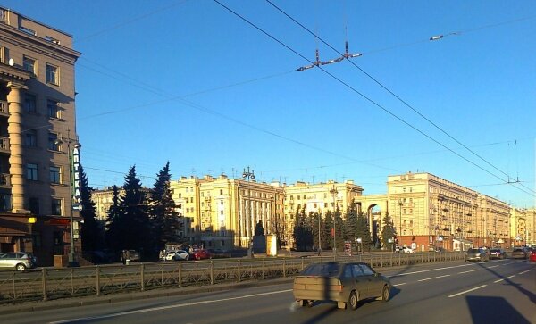 Moskovsky_Prospekt_(Petersburg)_along_Park_Pobedy