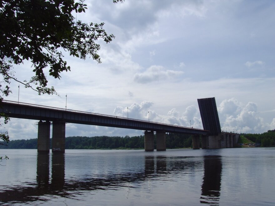 Разведенный Ладожский мост